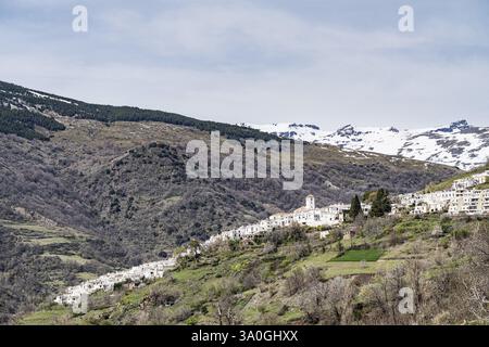 Vue de Capileira, village blanc, derrière Sierra Nevada, la Alpujarra, Andalousie, Espagne, Europe Banque D'Images