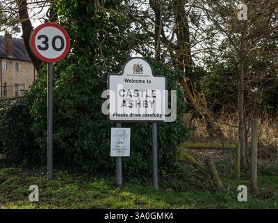 Signalisation et limite de vitesse de 30 km/h à l'entrée du village de Castle Ashby, Northamptonshire, Royaume-Uni Banque D'Images