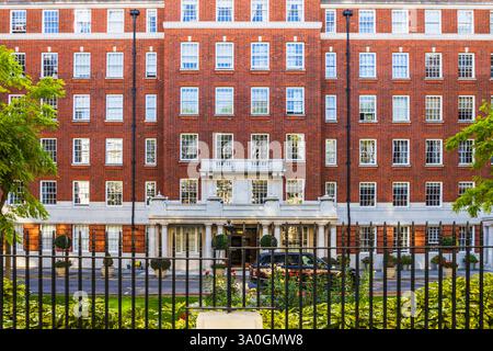 Extérieur du bâtiment en briques rouges avec architecture classique et clôture en fer dans un quartier de Londres Banque D'Images