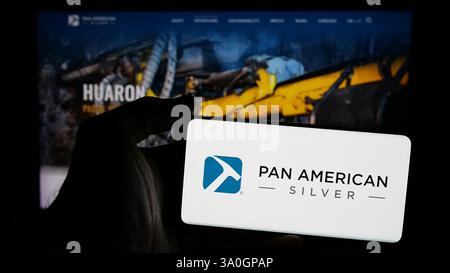 Allemagne. 3 décembre 2024. Dans cette illustration photo, une personne tient un téléphone portable avec le logo de la société minière Pan American Silver Corporation sur l'écran devant la page Web. (Crédit image : © timon Schneider/SOPA images via ZUMA Press Wire) USAGE ÉDITORIAL SEULEMENT ! Non destiné à UN USAGE commercial ! Banque D'Images