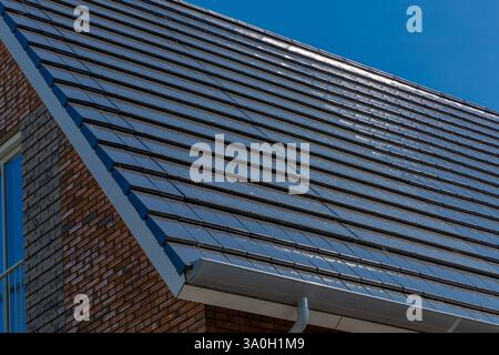 Panneaux solaires intégrés en gros plan. Panneaux photovoltaïques dans le toit. Toit détaillé des panneaux solaires. Vue sur solaire Banque D'Images