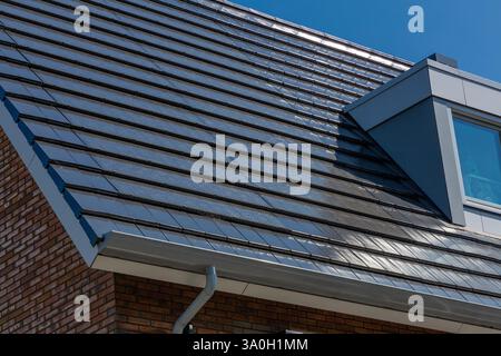 Panneaux solaires intégrés en gros plan. Panneaux photovoltaïques dans le toit. Toit détaillé des panneaux solaires. Vue sur solaire Banque D'Images