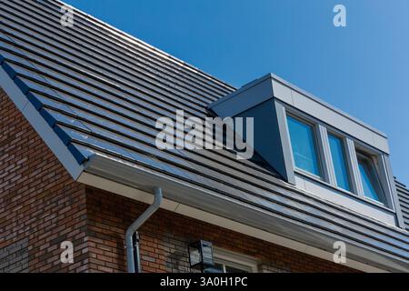 Utrecht, pays-Bas. 08 juillet 2023. panneaux solaires intégrés en gros plan. Panneaux photovoltaïques dans le toit. Toit détaillé des panneaux solaires. Vue sur solaire Banque D'Images
