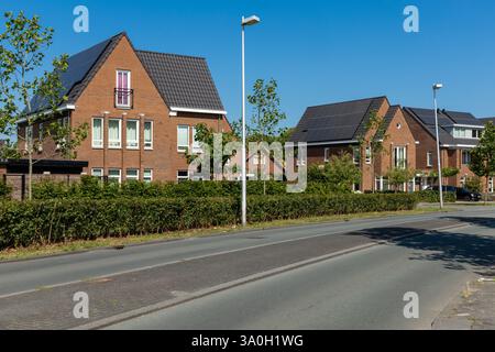 . Panneaux solaires sur une maison. Panneaux photovoltaïques sur le toit. Toit de panneaux solaires. Vue des panneaux solaires (cellule solaire) dans la maison de toit avec la lumière du soleil. Banque D'Images