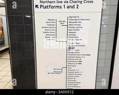 Londres, Royaume-Uni - 2 mars 2025 : panneau montrant les quais de la Northern Line et carte d'itinéraire dans une station de métro londonienne Banque D'Images