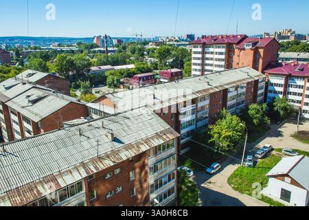 Une vue des bâtiments résidentiels dans un quartier urbain, mettant en valeur l'architecture typique de l'ère soviétique avec des structures en briques et en béton dans une journée ensoleillée Banque D'Images