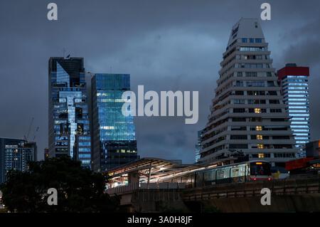 Cette image captivante au crépuscule capture l'horizon urbain de Chong Nonsi, Bangkok, Thaïlande, avec l'emblématique Tour unique de Sathorn et d'autres h modernes Banque D'Images