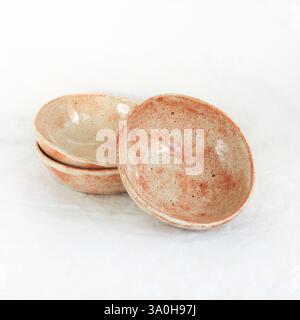 Ensemble de plaque en céramique profonde. Plaques en céramique pour les premiers plats. Plaque en argile recouverte de glaçure. Plats faits à la main en argile. bol fabriqué à la main Banque D'Images
