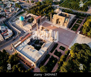 Vue aérienne de drone deof Registan Square à Samarcande bâtiment antique medressah et tours de minaret avec mosaïque en Ouzbékistan Banque D'Images