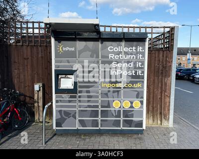 Londres, Royaume-Uni - 2 mars 2025 : un système de casier à colis extérieur Inpost de marque pour l'envoi, la collecte et le retour de colis en toute sécurité. Banque D'Images