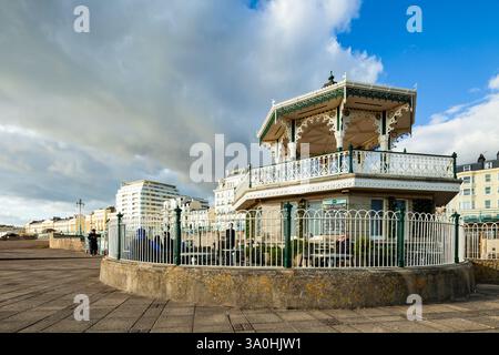 The Bandstand on Brighton Seafront, East Sussex, Angleterre. Banque D'Images