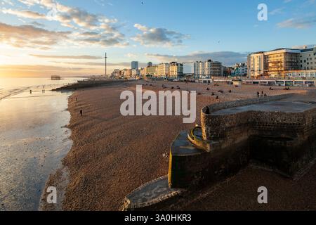 Coucher du soleil sur la plage de Brighton, East Sussex, Angleterre. Banque D'Images