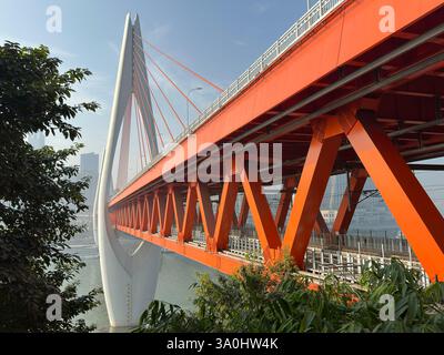 Chongqing, Chine - 7 décembre. 2023 : pont Dongshuimen sur le fleuve Yangtsé à Chongqing. Banque D'Images