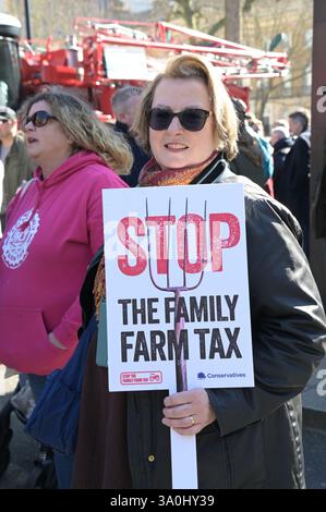 Londres, Royaume-Uni. 4 mars 2025. Les agriculteurs se rassemblent à Londres pour un rassemblement du jour des crêpes pour s'opposer à l'impôt sur les successions du gouvernement à Londres, au Royaume-Uni. (Photo de 李世惠/Voir Li/Picture Capital) crédit : Voir Li/Picture Capital/Alamy Live News Banque D'Images