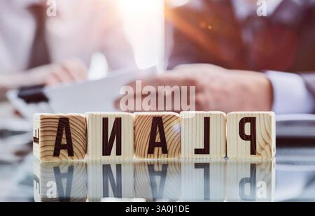 Homme d'affaires à la main qui bascule des blocs de cube en bois avec PLAN A changer pour LE PLAN B Banque D'Images