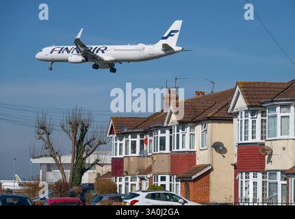 Aéroport de Heathrow, Londres, Royaume-Uni. 4 mars 2025. Vols arrivant à Heathrow dans des conditions printanières parfaites et un ciel dégagé. Crédit : Malcolm Park/Alamy Live News Banque D'Images