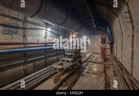 Construction du métro. Mine avec rails pour chariots Banque D'Images