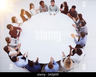 Les gens d'affaires discutent du nouveau projet lors d'une réunion de groupe Banque D'Images