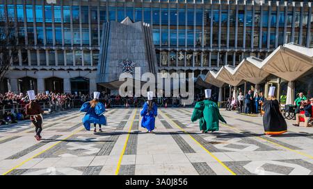 Londres, Royaume-Uni. 4 mars 2025. Courses de crêpes inter-livrées à Guildhall Yard - chaque mardi de nuit, des dizaines de membres de livrées se divisent en équipes et courent autour de Guildhall Yard en lançant leurs crêpes. Organisé par la Worshipful Company of Poulters, les équipes portent soit une robe de fantaisie, soit des vêtements complets et les vainqueurs reçoivent des poêles ainsi qu'un trophée. Le concours se déroule annuellement depuis plus de 15 ans et les profits vont à des causes caritatives. Crédit : Guy Bell/Alamy Live News Banque D'Images
