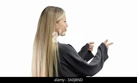 Une femme, en gros plan, sur fond blanc, pointe vers l'avant Banque D'Images