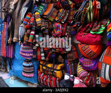 Lieu de repère dans la Paz Bolivie. Calle Sagarnaga. Textiles andins connus sous le nom d'Aguallo. Banque D'Images