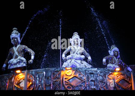 Rio de Janeiro, Brésil. 02 mars 2025. Les membres de l'école de samba Imperatriz Leopoldinense dansent lors d'un défilé de carnaval dans le Sambadrome de Rio de Janeiro. Crédit : Joao Gabriel Alves/dpa/Alamy Live News Banque D'Images