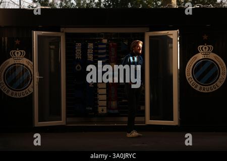 Bruges, Belgique. 4 mars 2025. Fan de Bruges avant le match de l'UEFA Champions League Club Bruges vs Aston Villa au Jan Breydel Stadium, Bruges. Le crédit photo devrait se lire : Paul Terry/Sportimage crédit : Sportimage Ltd/Alamy Live News Banque D'Images