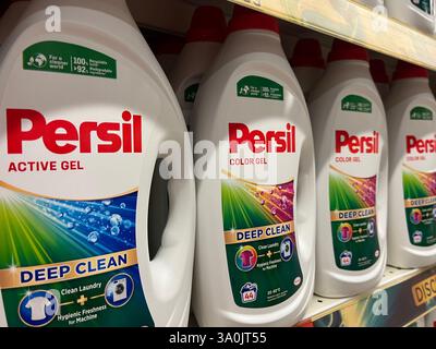Persil gel, persil liquide de lavage, shopping, consumérisme, étagère de supermarché, produits de lavage, liquide de lavage, emballage, détergents liquides Banque D'Images