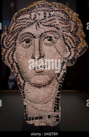 Paris, France - 03 01 2025 : Musée du Louvre. Fragment de mosaïque, tête d'Ange Banque D'Images