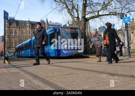 Sheffield Supertram part de l'arrêt Cathedral Banque D'Images