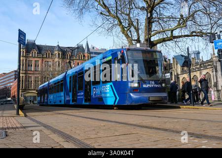 Sheffield Supertram part de l'arrêt Cathedral Banque D'Images