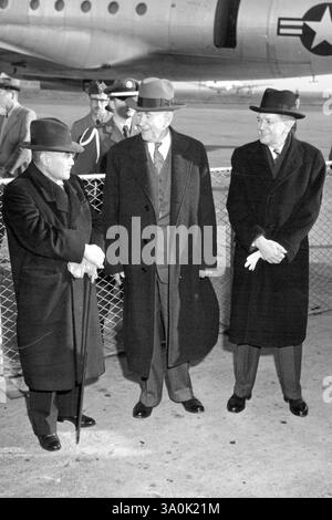Le vice-président Barkley arrive à Tokyo -- le premier ministre japonais Shigeru Yoshida (à gauche) et l'ambassadeur William J. Sebald, chef de la secte diplomatique, Soap (à droite) saluent le vice-président Alben Barkley (au centre) à son arrivée à Haneda AFB, Tokyo, Japon. 24 novembre 1951. (Photo du Capt C. P. Hoffman, photo de l'armée américaine). Banque D'Images