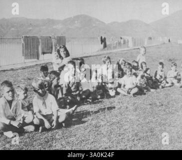 Enfants américains internés par des Japonais -- des enfants de la communauté américaine du camp d'internement de Stanley ici sont montrés dans le camp à la fin du mois de juin, peu avant qu'eux et d'autres citoyens américains commencent leur long voyage en Afrique pour échanger avec des ressortissants japonais. 15 août 1942. (Photo de AP Wirephoto). Banque D'Images