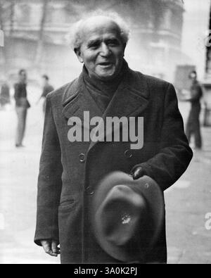 Le chef juif voit le secrétaire colonial : M.R. David Ben-Gourion à son arrivée au bureau colonial, à Londres, aujourd'hui, jeudi. M. David Ben Gourion, président de l’exécutif de l’Agence juive en Palestine, arrivé à Londres depuis Paris hier soir, a vu M. Creech Jones, le secrétaire aux colonies, cet après-midi, jeudi, et devrait plus tard voir M. Bevin et consulter les dirigeants sionistes britanniques. Il a assisté au congrès sioniste mondial à Bâle et a récemment eu des entretiens avec des fonctionnaires du département d'État à Washington. 02 janvier 1947. Banque D'Images