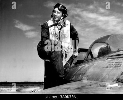 'Détruit 20 bâtiments et peu de troupes ... aperçus MIG. Impossible de l'attraper ... camions 50 endommagés, loco ... détruit touché dans le char. Sortie de la commande d'ascenseur. Tank frappé à nouveau ... détruit six bâtiments. Frapper dans l'aile.' Ces extraits laconiques du journal de bord d'un pilote de chasse d'une opération coréenne indiquent le personnage de Bill Bennett, un vétéran du combat australien de 31 ans. Il était dans la seconde Guerre mondiale aussi et en dehors de beaucoup d'aventures fantastiques-l'un d'entre eux écrasait un avion à travers un mur de briques à 150 miles à l'heure - a été fait prisonnier par les nazis après que son Spitfire a été abattu. 31 décembre 1952. Banque D'Images