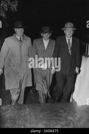 Inclus... - Les troisièmes hommes... 'The Thin Man' est entré au tribunal de Wollongong jeudi après-midi où il a été inculpé du meurtre de MRS Barrow. 19 juin 1951. Banque D'Images