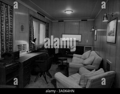 Secrets of Royal Yacht Show pour la première fois - le salon du duc d'Édimbourg à bord du Britannia. En arrière-plan est un modèle de H.M.S. Magpie, le navire anciennement commandé par le duc en Méditerranée. Ces photos, pour la première fois pour montrer l'intérieur du nouveau yacht royal Britannia, ont été prises aujourd'hui (dimanche) alors que le navire se trouvait à Battle Bridge Tier dans la piscine de Londres, son poste d'amarrage depuis qu'il est arrivé hier après avoir amené la reine et le duc d'Édimbourg Rome de la tournée royale. Le Britannia de 4 715 tonnes a été construit au chantier naval de John Brown, Clydebank, et est conçu pour être utilisé comme hospi Banque D'Images