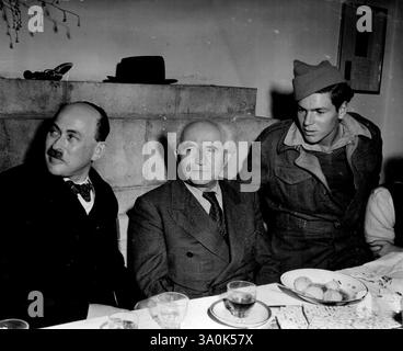 Mr. David Ben Gourion, président de l’Agence juive de Palastine, a partagé le repas et le vin de la pâque avec des soldats et des civils juifs, au moment même où leurs ennemis traditionnels, les Arabes, évacuaient Haïfa dans la terreur et le désordre. 15 juin 1951. (Photo de Howard Byrne). Banque D'Images
