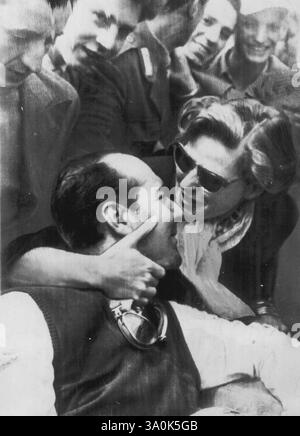 Récompense pour Roberto -- Une Ingrid Bergman revécue embrasse son mari réalisateur Roberto Rossellini, après son arrivée à Rome aujourd'hui alors qu'elle concourt dans l'auto Thousand Mile sur la péninsule italienne. Rossellini quitta le dangereux ***** Après avoir atteint la capitale italienne et Miss Bergman courut vers la voiture de son mari et jeta ses bras autour de lui. Gianni Marzotto, Italien, a remporté la course au volant d'une Ferrari. 26 avril 1953. (Photo par AP Wirephoto) Banque D'Images