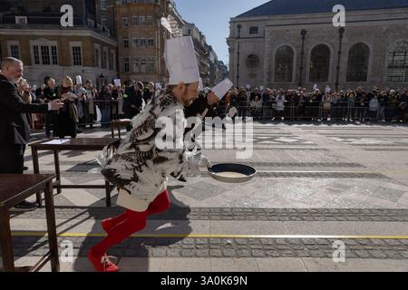 Londres, Royaume-Uni. 4 mars 2025. Inter-Livery Pancake Race au Guildhall dans la ville de Londres. Tous les mardis, des membres de la compagnie de livrée, certains en déguisement de fantaisie à travers Guildhall Yard jetant leurs crêpes. Banque D'Images