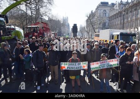 Londres, Royaume-Uni. 4 mars 2025. Une foule de manifestants se rassemble à Whitehall alors que les agriculteurs organisent une autre manifestation contre les droits de succession. (Crédit image : © Vuk Valcic/SOPA images via ZUMA Press Wire) USAGE ÉDITORIAL SEULEMENT! Non destiné à UN USAGE commercial ! Banque D'Images