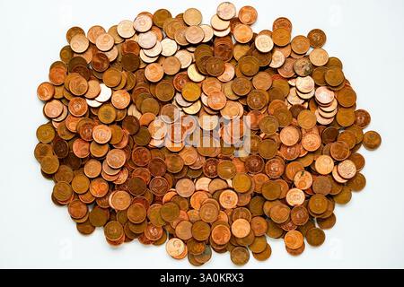 Pile de pièces d'un centime d'euro en acier cuivré sur fond blanc Banque D'Images