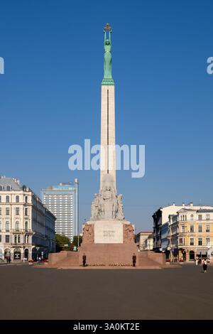 Le Monument de la liberté à Riga, Lettonie, debout contre un ciel bleu clair, symbolisant l'indépendance lettone et l'unité nationale Banque D'Images