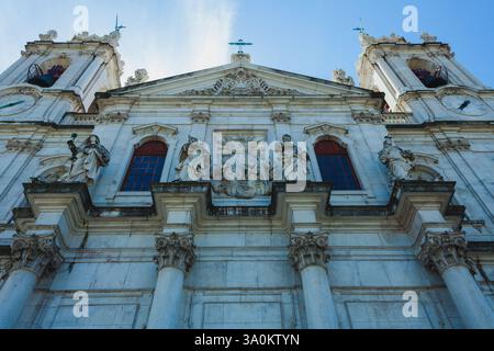 la grande façade d'une église ou d'une cathédrale historique, avec des éléments architecturaux complexes et plusieurs sculptures ornant la structure. Le ston Banque D'Images