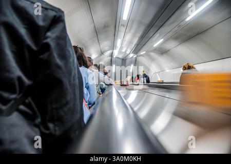 Flou de mouvement sur l'escalator dans le métro londonien, Royaume-Uni Banque D'Images