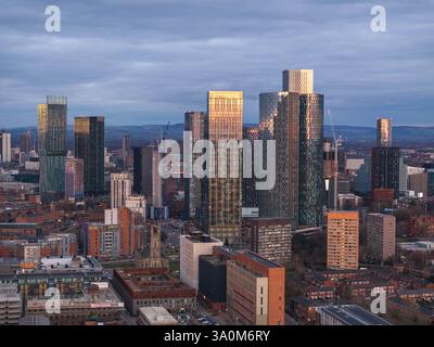 Une vue vibrante sur les gratte-ciel urbains de Manchester, avec les bâtiments de Deansgate Square au coucher du soleil, mettant en valeur le développement architectural de la ville. Banque D'Images