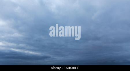 Nuages doux et doux couvrant le ciel sombre, créant un sentiment de calme et d'introspection. Une image paisible idéale pour la nature, la météo et le calme liés Banque D'Images