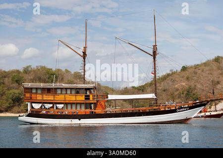 Vue d'un bateau traditionnel dans le port de Labuan Bajo, est Nusa Tenggara, Indonésie. Labuan Bajo est le point de départ pour les croisières et les visites de Banque D'Images