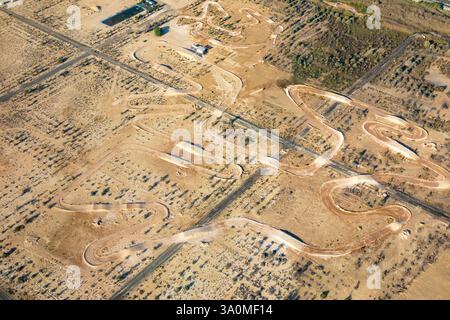 Vue aérienne de la route sablonneuse courbe à travers le désert Banque D'Images