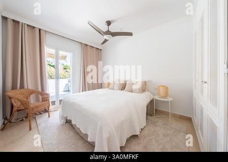 une image d'une chambre avec grand lit et armoire encastrée dans la maison méditerranéenne Banque D'Images